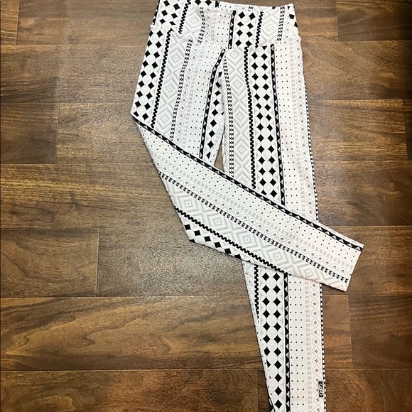 Coco on the go White and Black Tribal Leggings Size Small - Picture 4 of 5